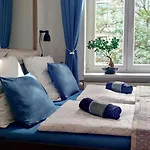 Triple King Size Balcony Apartment *